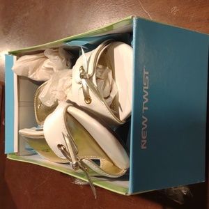 NIB NEW TWIST OPEN TOE WHITE LOW HEEL SHOES SIZE 7.5